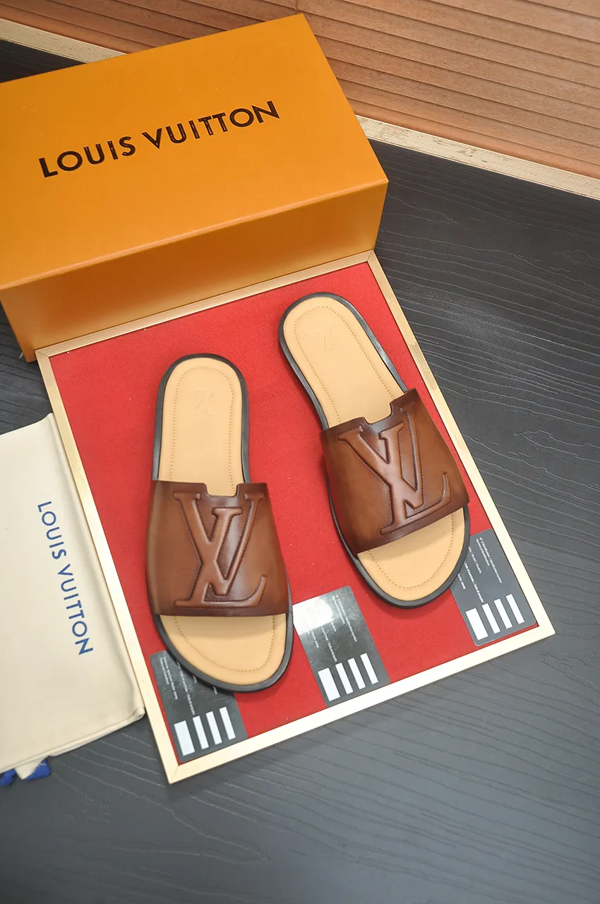 Men's shoes 💰360💶 [Louis Vuitton LV slippers] (high-end cowhide) counter 1:1 fashion style, a must-have for summer! The designer used LV’s iconic outsole. The original simple slippers instantly become fashionable! The upper is made of flexible special cowhide leather straps alternately, and the workmanship is exquisite! A must-have for stylish men in summer, size 38-46 (45 46 customized)